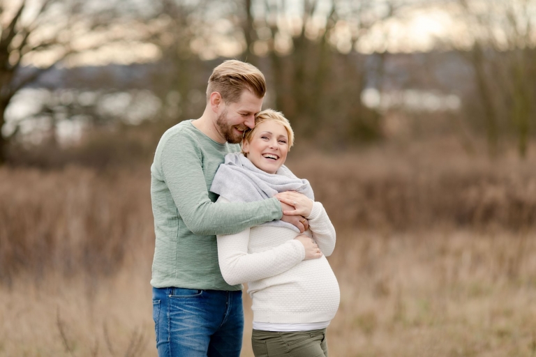 Natürliche Schwangerschaftsfotos und Fotos vom Babybauch und Schwangerschaft draußen outdoor in Berlin und Potsdam