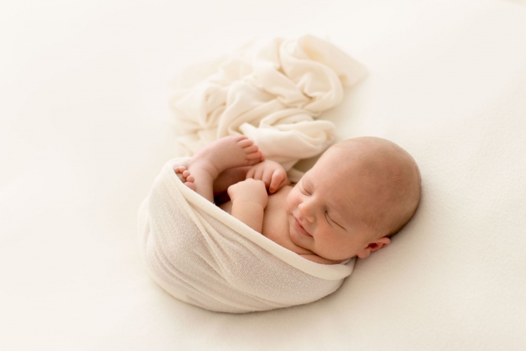 Natürliche, emotionale und zeitlose Neugeborenenfotos und Newborn Fotos vom Fotoshooting mit neugeborenem Baby in Potsdam und Berlin von Fotograf Christine Oppe