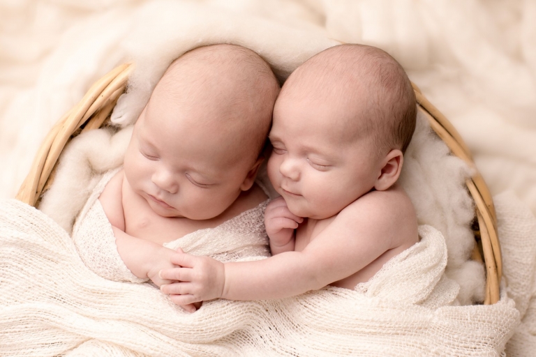Besondere, natürliche Babyfotos und Neugeborenenfotos von Babyfotograf für Berlin und Potsdam, zarte Neugeborenenfotografie und natürliche Babyfotografie im professionellen Fotostudio