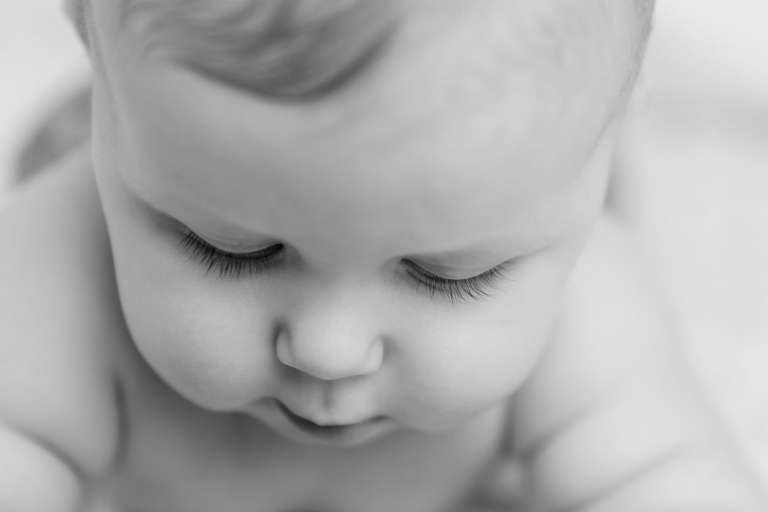 Natürliche, liebevolle und authentische Babyfotos von Babyfotograf für Potsdam und Berlin, lebendige Babyfotografie und besondere Fotos von Babys