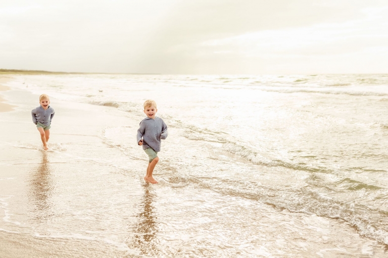 Fotoshooting am Strand des Darß an der Ostsee mit Familie und Kindern für lebendige, authentische Familienfotos und Kinderfotos